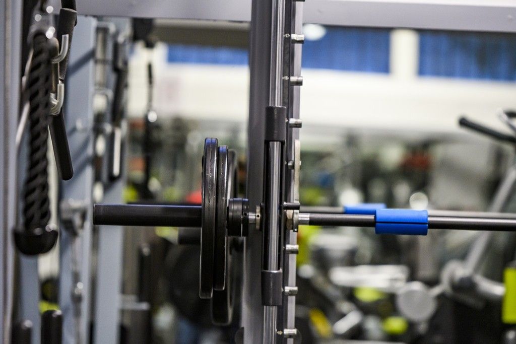Rúd és súlytárcsák a Patkó Fitness edzőtermében